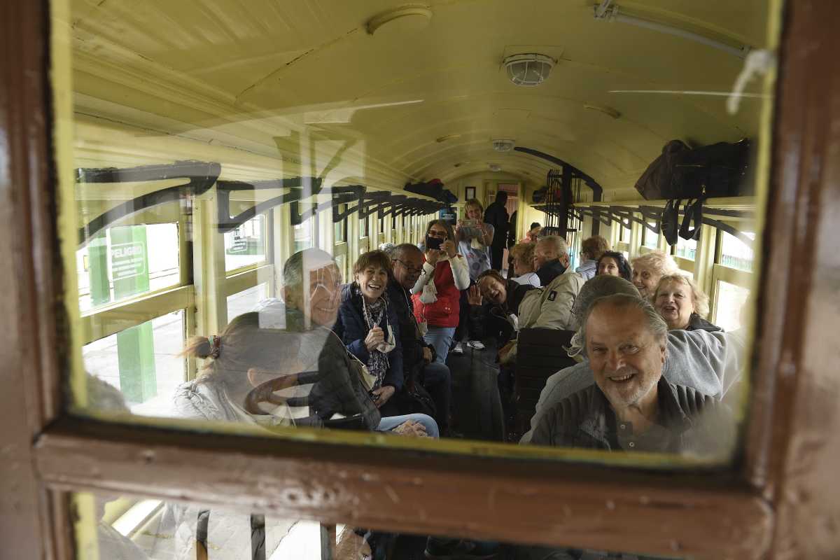 Sonrisas a bordo. Los egresados de 1965 en el vagón más bullanguero de La Trochita, el icónico tren que recorre la Región Sur de Río Negro. Foto: Alejandro Carnevale.