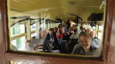 Sonrisas a bordo. Los egresados de 1965 en el vagón más bullanguero de La Trochita, el icónico tren que recorre la Región Sur de Río Negro. Foto: Alejandro Carnevale.