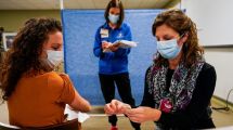 Imagen de EE.UU. autoriza a menores de 18 años a recibir la tercera dosis de la vacuna anticovid