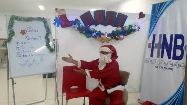 El equipo de profesionales se las ingenia para instar a la vacunación hoy en Centenario (gentileza)