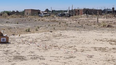 El personal de la Comisaría 47 de J.J. Gómez inició los primeros rastrillajes en la zona de bardas, donde fue hallado el cuerpo. Foto gentileza.
