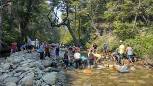 Vecinos de Bariloche limpiaron un arroyo para mejorar la captación de agua