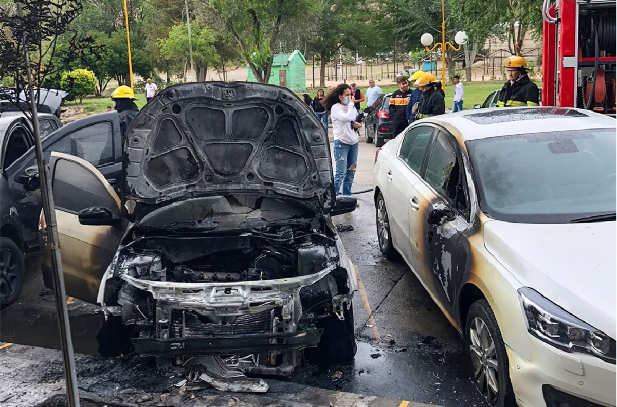 Unos de los vehículos fue quemado a plena luz del día en la zona céntrica de Regina. (Foto Néstor Salas)