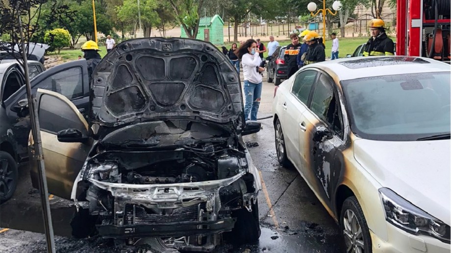 Unos de los vehículos fue quemado a plena luz del día en la zona céntrica de Regina. (Foto Néstor Salas)
