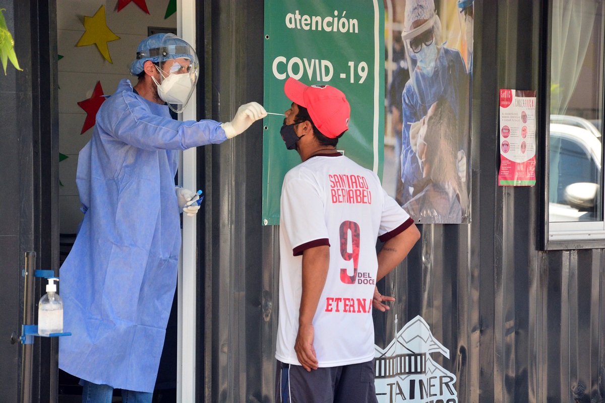 Una gran cantidad de personas se acercaron a hisoparse esta semana en la capital rionegrina cumpliendo las medidas preventivas. Foto: Marcelo Ochoa