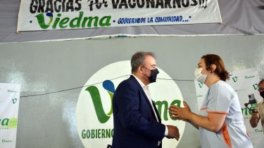 Hubo muchas emociones de las personas que desde el inicio se involucraron con la estrategia de vacunación diseñada por el Hospital Zatti. 
Foto: Marcelo Ochoa