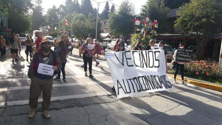 Marcharon en Villa La Angostura para pedir la regulación de alquileres permanentes. Denuncian emergencia habitacional. (Foto: Diario Andino).