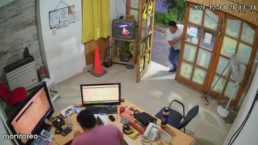 El momento en que disparaban contra la base Foto: Captura de video