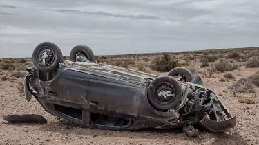 El vehículo volcó en el kilómetro 1331 de la ruta nacional 237, el sábado. Foto: gentileza bomberos Picún Leufú.