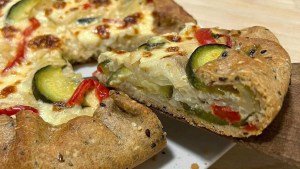 Esta receta la rompe: tarta de cebolla, morrón, zapallitos y queso