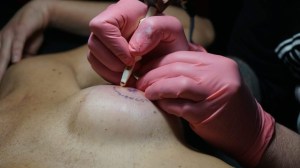 El hombre que tatúa a mujeres con mastectomías desembarca en Bariloche y Neuquén