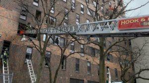 Murieron 19 personas en Nueva York, casi la mitad niños, por un incendio en un edificio