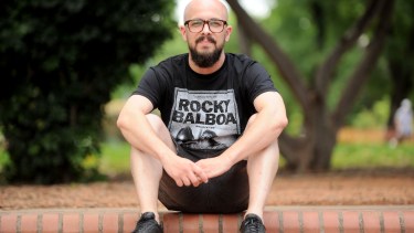 "Es completamente azaroso porque esta novela la escribí antes de la pandemia, incluso antes de "El último Falcon sobre la tierra", dice Pisano sobre la relación directa entre su novela y la actual pandemia.