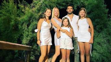 El piloto cipoleño y Nicole Neumann pasaron año nuevo en Las Grutas junto a las hijas de la modelo.