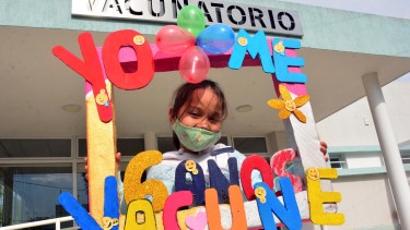 Convocan a niños a vacunarse antes de empezar las clases. Foto Marcelo Ochoa, agencia Viedma. 