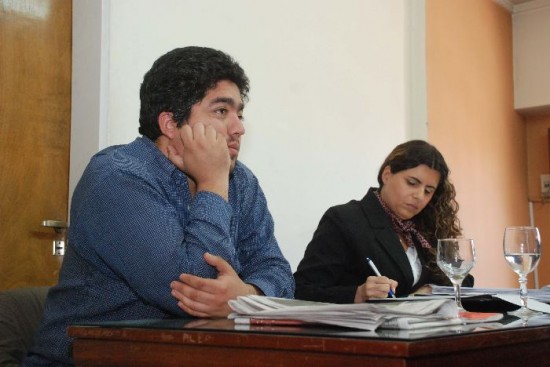 Bastonero durante uno de los procesos penales en Roca junto a la defensora  Gabriela Labat (Archivo) 