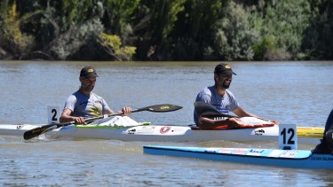 Javier y Martín Mozzicafreddo tuvieron problemas con la bomba de achique. Foto: Jorge Tanos.