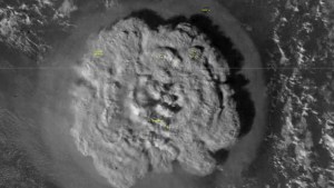 La erupción de un volcán y tsunami en las Islas Tonga afectó las costas de Chile, Japón, y California