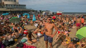 Video: indignación en redes con turistas que no se aíslan porque «ya pagamos todo»