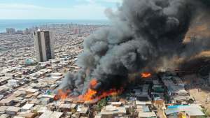 Un feroz incendio afectó a más de 40 viviendas en Iquique