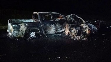 Así quedaron el auto y la camioneta luego del incendio. 