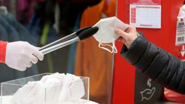 Esto no significa que los barbijos anteriores no sirvan: implica que, de cara a una nueva variante, es necesario hacer un “upgrade” en estas herramientas.