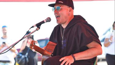 Guitarra, música y surf. Así es la historia de cómo Fer Ruiz Díaz recuperó la felicidad. 