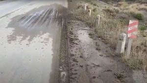 Así quedó el tramo de la Ruta 237 después  que una ola de barro atravesara el asfalto