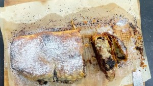 Roll de bananas al rhum con crema de coco y helado de chocolate