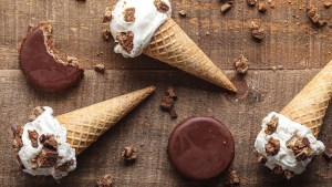 Helado cremoso de vainilla con trocitos de alfajor