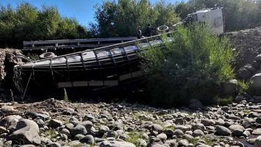 El camión cayó cuatro metros por debajo del puente. Foto: Juan Carlos Parada