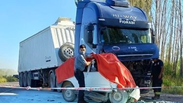 El conductor del auto murió por el choque. (Foto Radio Seny).-