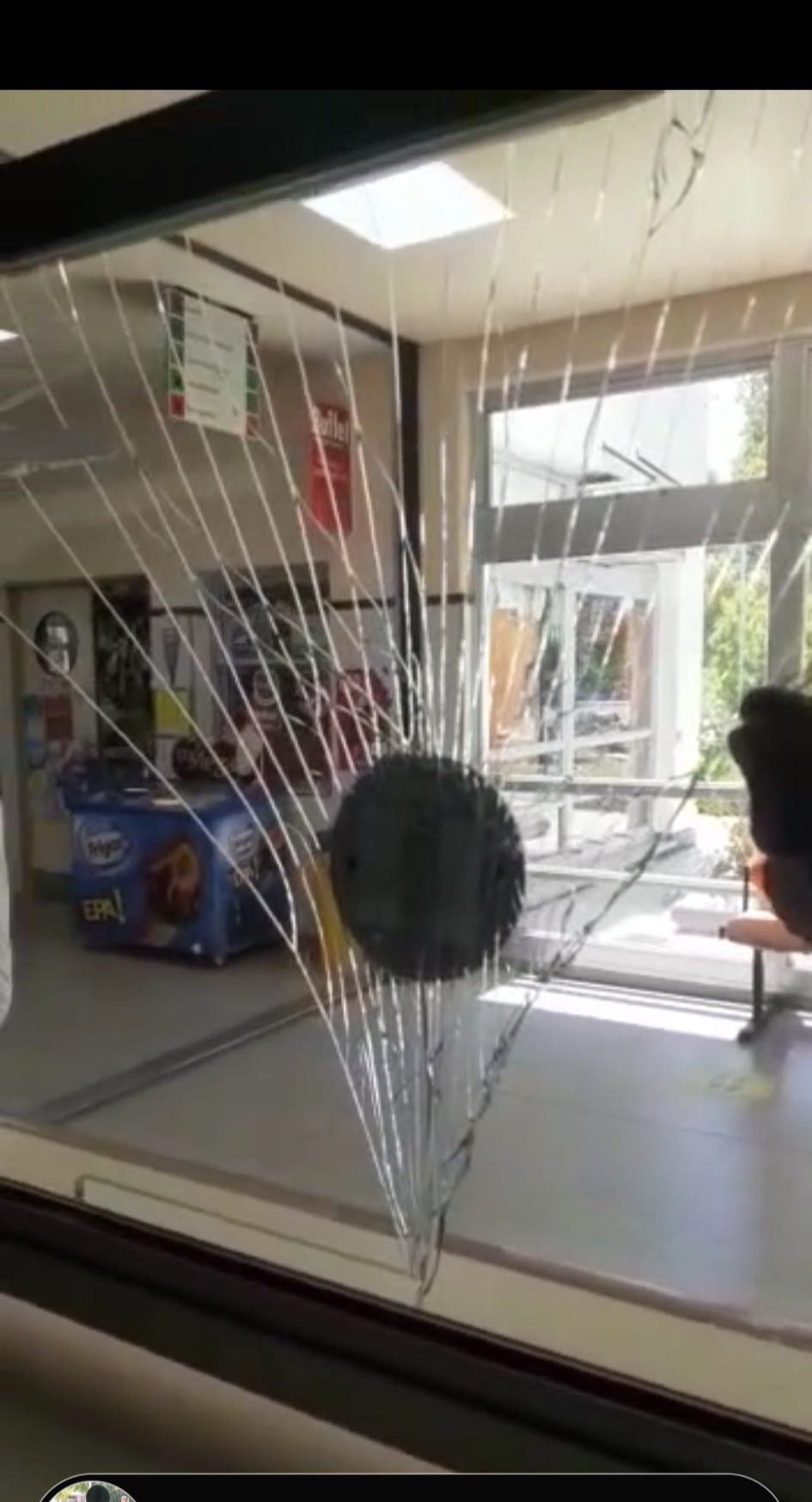 El hombre le pegó una piña al vidrio del mostrador de la farmacia. (Foto hospital Heller).-