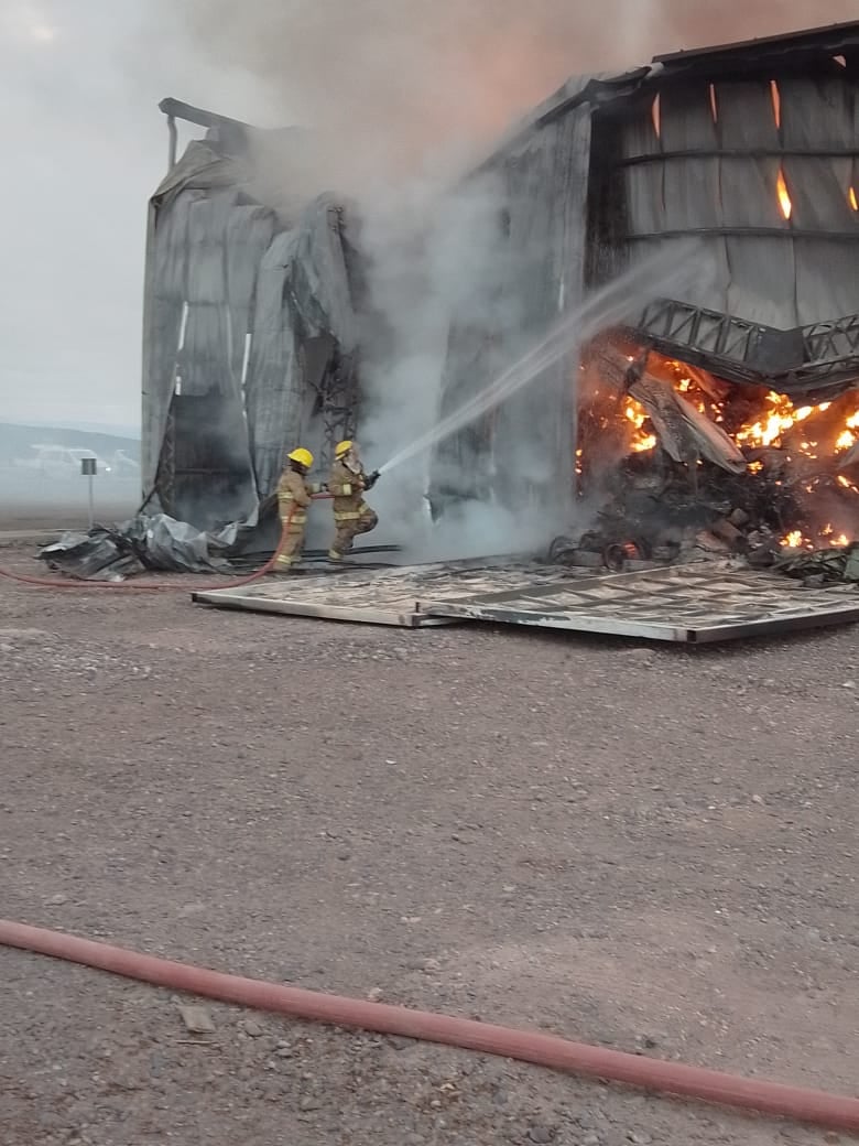 El incendio comenzó a las 4.30 en la planta de tratamiento de residuos de Vaca Muerta de la empresa Comarsa.