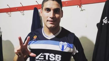 El Goldo se llevó la pelota después de su hat-trick en Allen. 