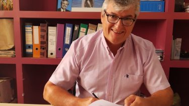 El intendente de Chichinales firmó un convenio para lograr el financiamiento de 13 millones de pesos desde Nación. Foto gentileza.