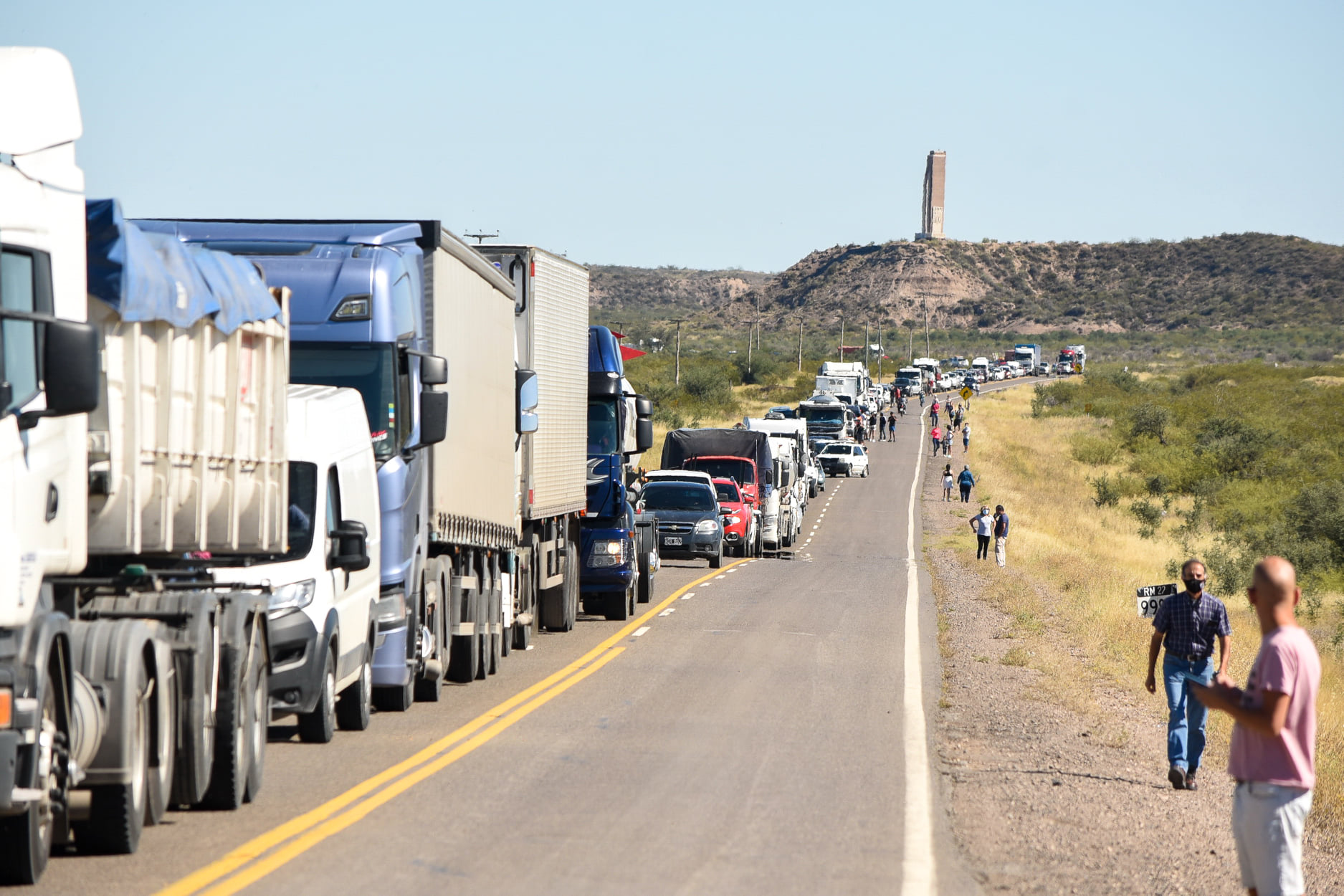 Largas colas de camiones y autos, a unos kilómetros de Choele. (Foto: Ignacio Ponce)