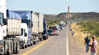 Largas colas de camiones y autos, a unos kilómetros de Choele. (Foto: Ignacio Ponce)