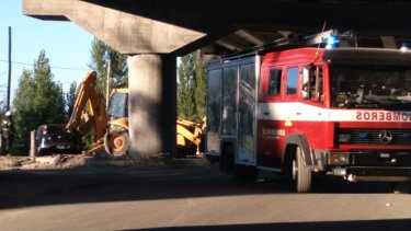 El auto fue retirado con asistencia de maquinaria del Municipio de Godoy. Foto gentileza Último Momento Noticias