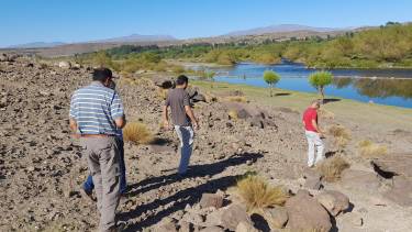 Ayer, el intendente Fonseca y funcionarios de Recursos Hídricos recorrieron la zona del desvío del río Agrio. (Foto Municipalidad de Loncopué).-