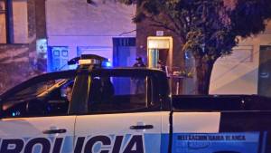 Detienen a dos hermanos que atacaron con un palo con clavos a tres policías en Bahía Blanca