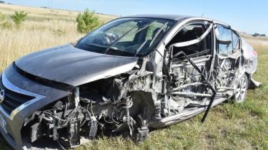 La camioneta Honda, un auto y un camión participaron del accidente.  (Foto: Gentileza El Popular de Olavarría)