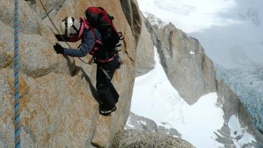 Los turistas estaba escalando la aguja Guillaumet. (foto ILUSTRATIVA, gentileza).-