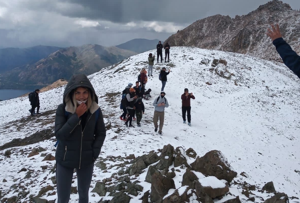 Una modesta nevada cubrió la cima del cerro Catedral y los turistas disfrutaron en pleno enero. Foto: Gentileza