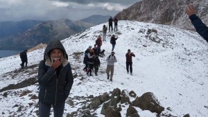 Una ligera nevada pintó de blanco el cerro Catedral en la cumbre