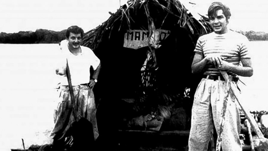 Ernesto Guevara (derecha) junto a su 
compañero de aventuras Alberto Granado  rumbo a Colombia en la balsa "Mambo - Tango" (Foto libro "Diarios de motocicleta" de Editorial Planeta)