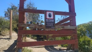 Advierten peligro de derrumbe y refuerzan el cierre de un mirador en lago Traful