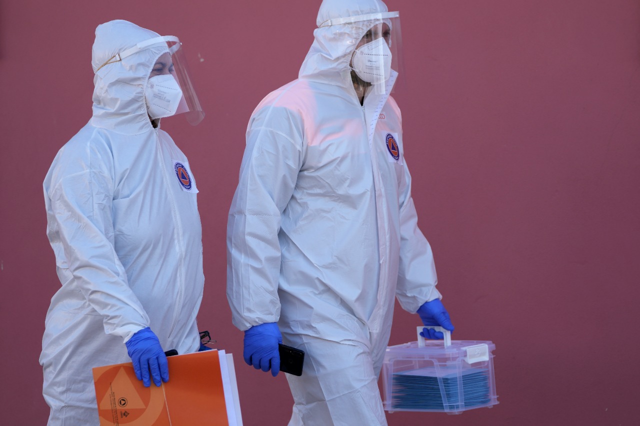 Francia supera por primera vez el medio millón de contagios diarios de ...