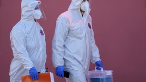 Francia supera por primera vez el medio millón de contagios diarios de covid-19