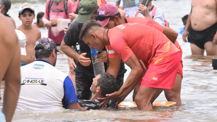 El intenso calor dejó secuelas en los palistas. Muchos de ellos se desvanecieron al bajar de los botes. (Foto/Jorge Tanos)